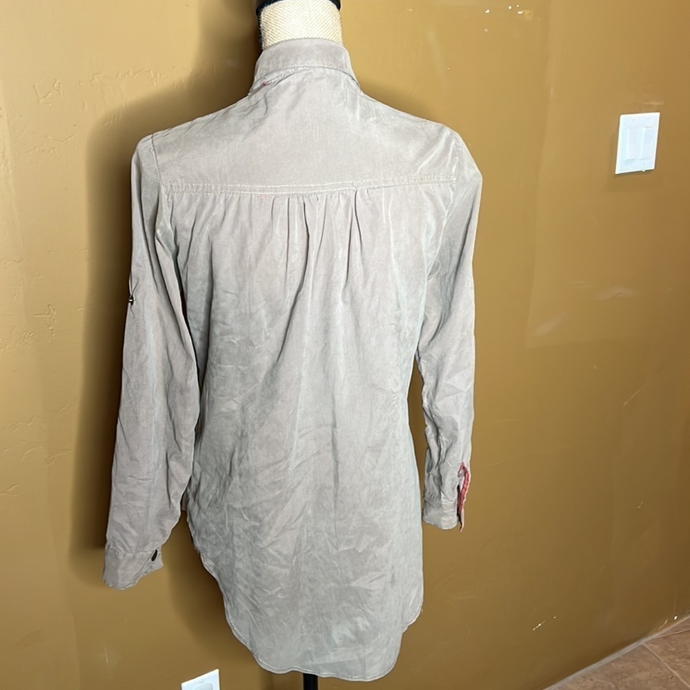 The Hanger Studded Pocket Snap Button Up Shirt Beige Pink Size Small Boho - Picture 4 of 5